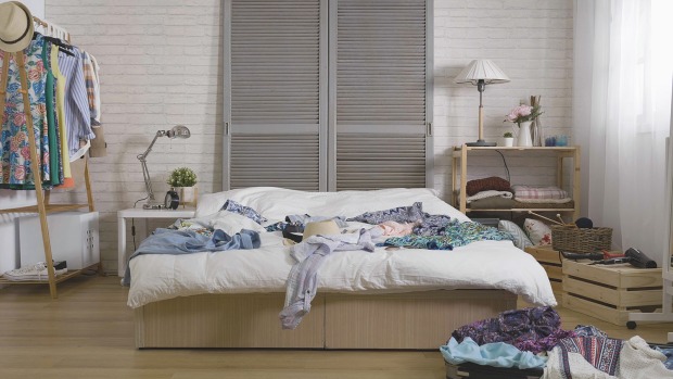 Chaotisches Schlafzimmer | Credit: iStock.com/prpicturesproduction