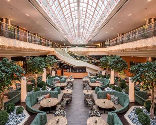 Moderner Bar- und Restaurant-Bereich im Hotel | Credit: Vienna Marriott Hotel