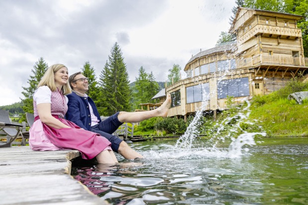 Gerhard und Katrin Höflehner sitzen am Naturteich