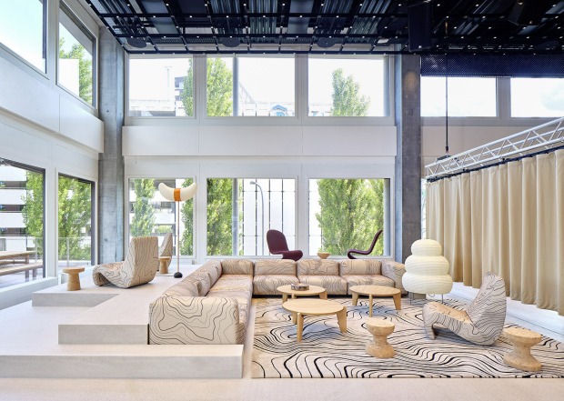 Eine beige Couch in einem großen Raum