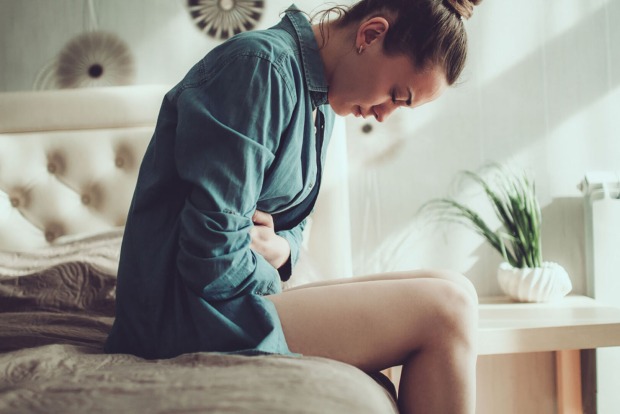 Frau mit Schmerzen in der Blase | Credit: iStock.com/Siarhei Khaletski