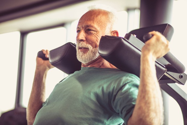 Senior trainiert seine Schultern | Credit: iStock.com/Mladen Zivkovic