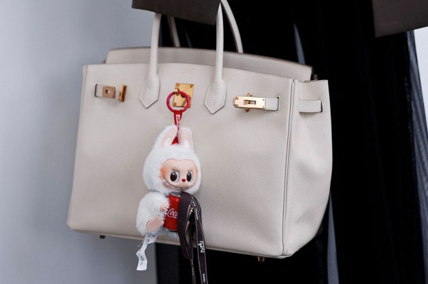 Labubu an einer Tasche | Credit: Tingshu Wang / REUTERS / picturedesk.com