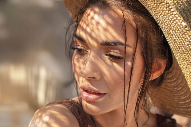 Frau mit Sonnenhut | Credit: iStock.com/Angela Pesta