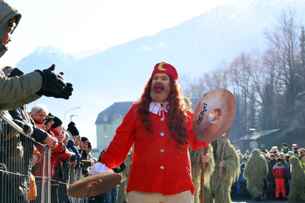 Der "Panzenaff" beim Schleicherlaufen im Tiroler Telfs.