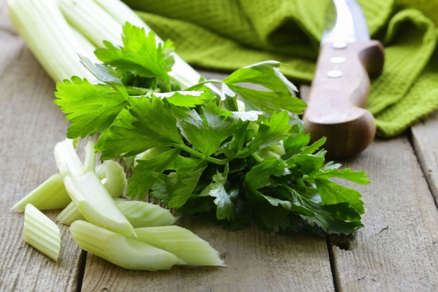 Stangensellerie und Petersilie auf einem Holztisch | Credit: iStock.com/olgakr