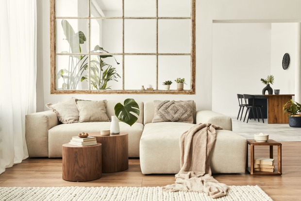 Wohnzimmer in Brauntönen | Credit: iStock.com/FollowTheFlow