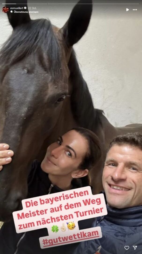 Thomas Müller und seine Frau Lisa Müller mit einem Pferd