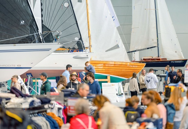 Messe-Besucher vor dem Hintergrund von Segelbooten | Credit: Messe Friedrichshafen/Felix Diem