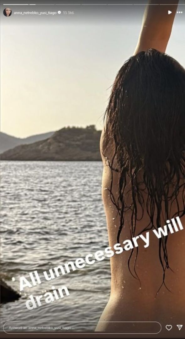 Anna Netrebko nackt auf dem Strand
