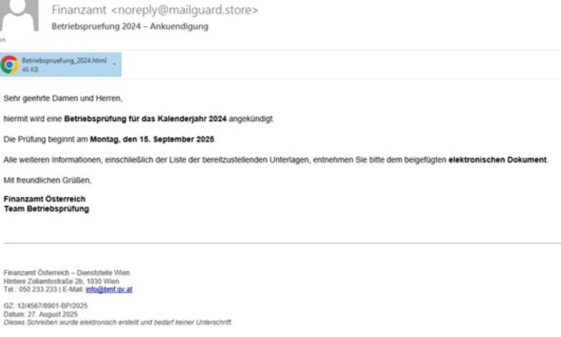 Screenshot einer gefälschten E-Mail mit dem Absender „Finanzamt noreply@mailguard.store “. Die Nachricht kündigt eine Betriebsprüfung für das Kalenderjahr 2024 an, beginnend am 15. September 2025. Der Text fordert auf, ein beigefügtes elektronisches Dokument mit weiteren Informationen zu öffnen. Ein .html-Anhang ist sichtbar. Am Ende steht eine fiktive Dienststellenadresse mit Kontaktinformationen.