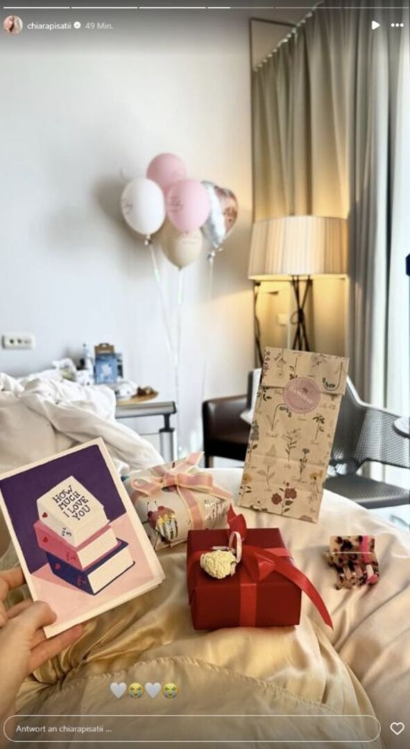 Chiara zeigt ihre Geschenke im Krankenhaus