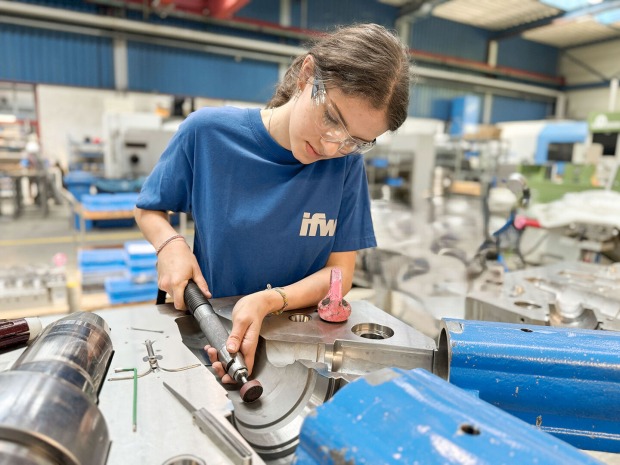 Junger weiblicher Lehrling an der Werkbank | Credit: ifw mould tec