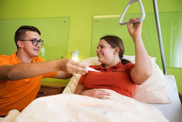 Junger Pfleger am Krankenbett einer Patientin | Credit: Landwirtschaftliche Fachschule Zwett Edelhof