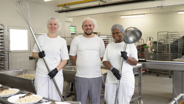 Köchinnen und Köche bei der gemeinsamen Arbeit | Credit: Die Menü-Manufaktur
