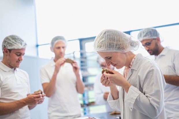 Mitarbeitende in der Backindustrie beim Qualitätsmanagement | Credit: Pfahnl Backmittel