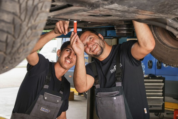 Zwei männliche Mechaniker-Lehrlinge bei der Arbeit | Credit: Samhaber LKW-Center