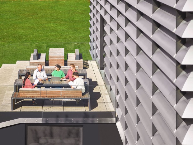 Moderne Wohnanlage mit Sitzgelegenheiten im Grünen | Credit: se-austria/Studio Olaf Becker