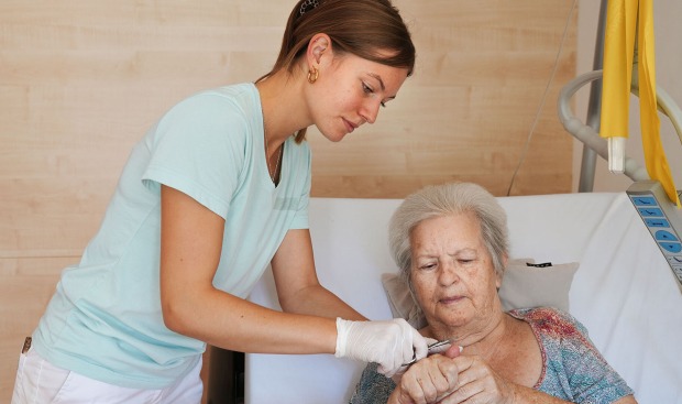 Junge Pflegerin betreut bettlägerige Frau | Credit: SHV Kirchdorf