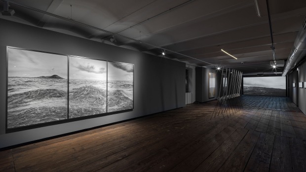 Blick auf ein großformatiges Foto im Ausstellungsraum