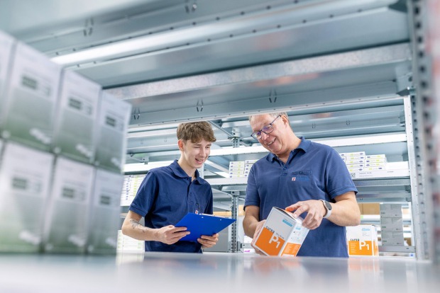 Lehrling und Ausbildner | Credit: Nik Fleischmann