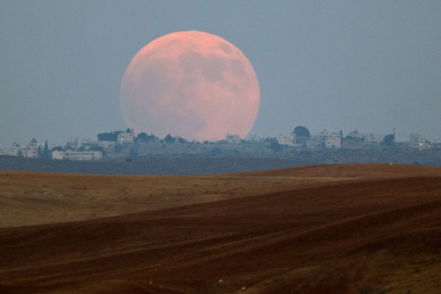 Blutmond über der Negev-Wüste
