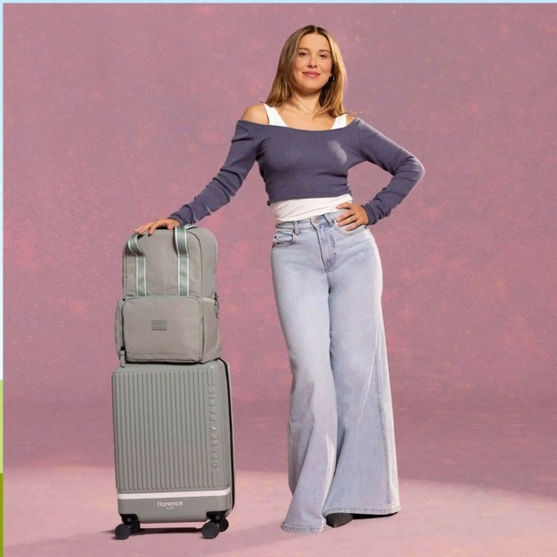 Millie Bobby Brown mit Koffer und Rucksack – die Schauspielerin zeigt, dass ihr Weg von Absagen zu internationalem Erfolg geführt hat.