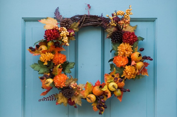 Herbstlicher Türkranz an einem Holztor | Credit: iStock.com/GJS