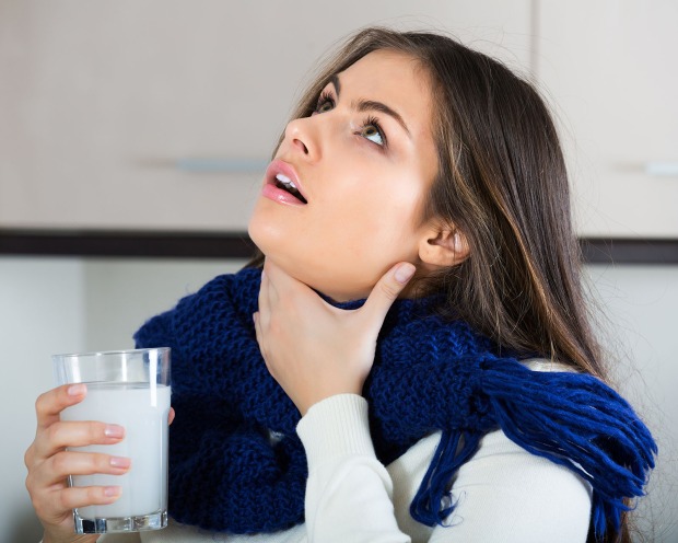 Frau gurgelt Medizin | Credit: iStock.com/JackF