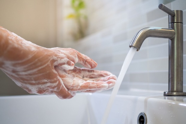 Frau wäscht sich die Hände | Credit: iStock.com/Nuttawan Jayawan