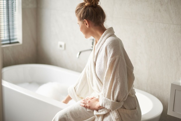 Frau nimmt ein Bad | Credit: iStock.com/YakobchukOlena