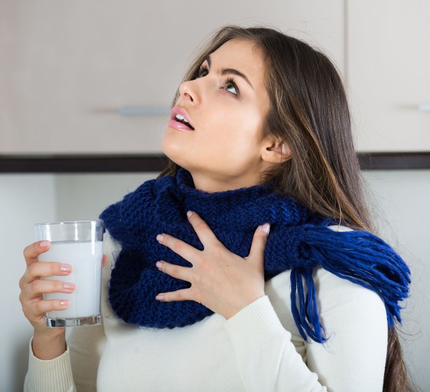 Frau gurgelt | Credit: iStock.com/JackF
