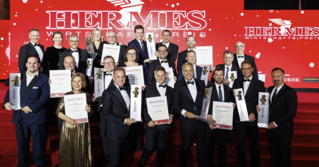 Die Sieger des Hermes Wirtschaftspreises 2025 mit Trophäen und Urkunden