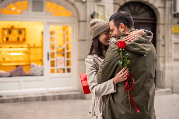 Frau und Mann umarmen sich | Credit: iStock.com/Djordje Krstic