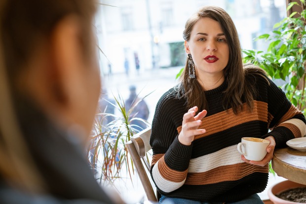 Frau spricht mit anderer Frau | Credit: iStock.com/raw