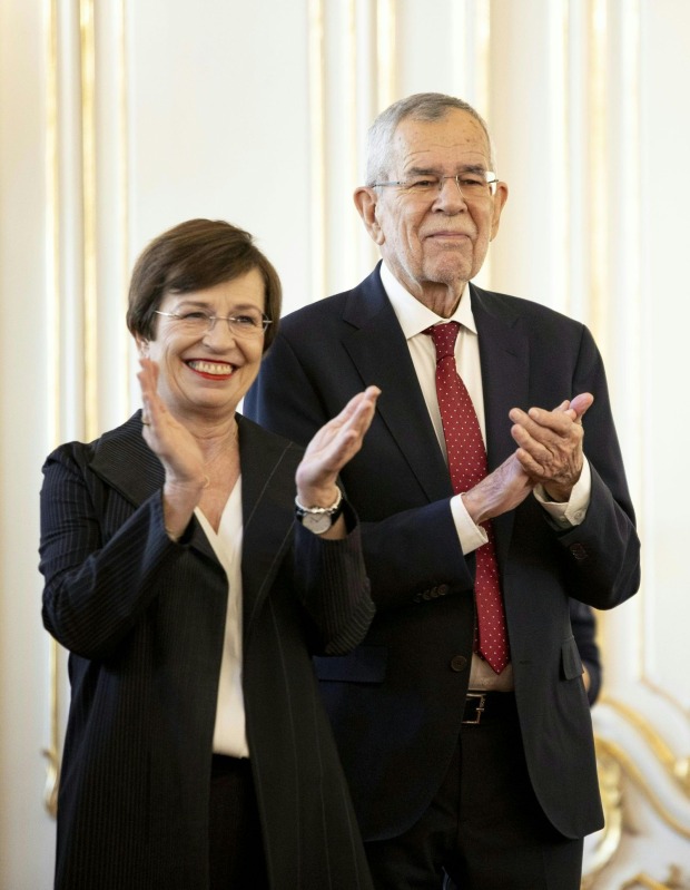 Bundespräsident Alexander Van der Bellen und Ehefrau Doris Schmidauer applaudieren lachend beim Besuch in der der Wiener Hofburg.