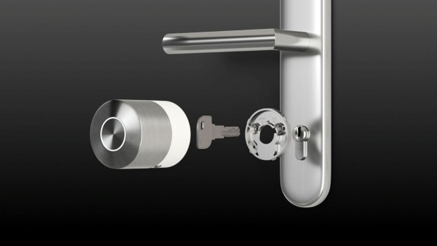Nahaufnahme eines modernen Smart Locks mit Edelstahlgriff, Schlüssel und elektronischem Zylinder – Symbol für intelligente, sichere Türsteuerung.