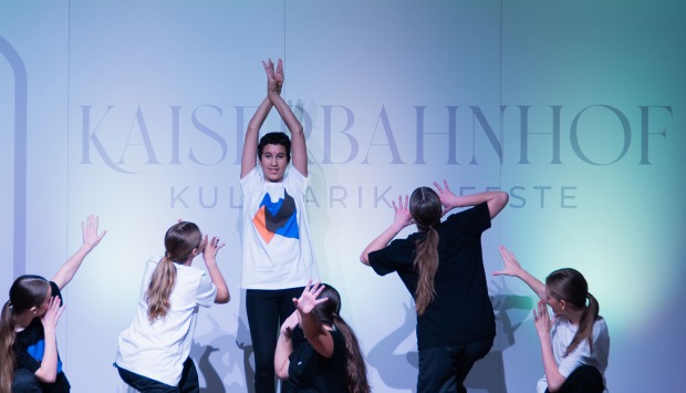 Tanzstudio Dynami Dance auf der Bühne | Credit: Barbara Neubauer
