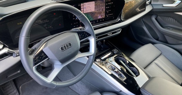 Das Cockpit und die Sitze des A5 sind in grau gehalten.