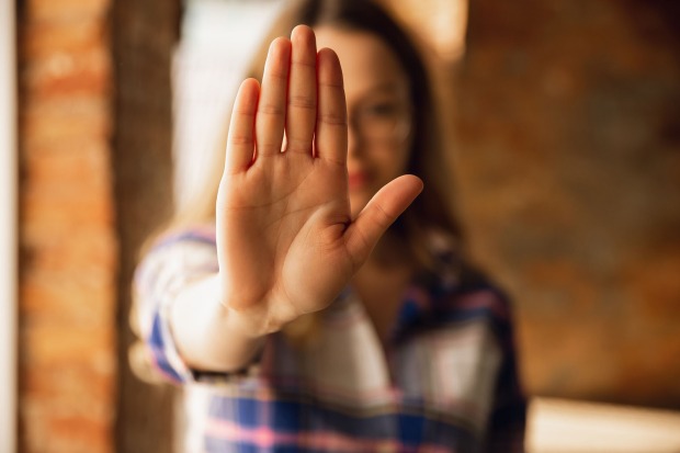 Frau hält Hand hoch | Credit: iStock.com/master1305