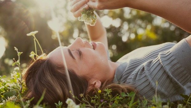 Frau liegt entspannt in einer Wiese | Credit: iStock.com/seb_ra