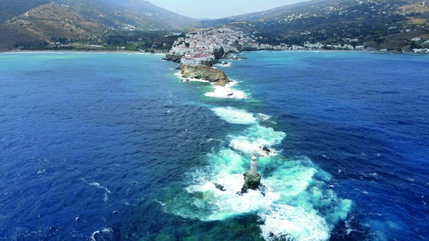 Blaues Meer und dahinter eine weiße Stadt