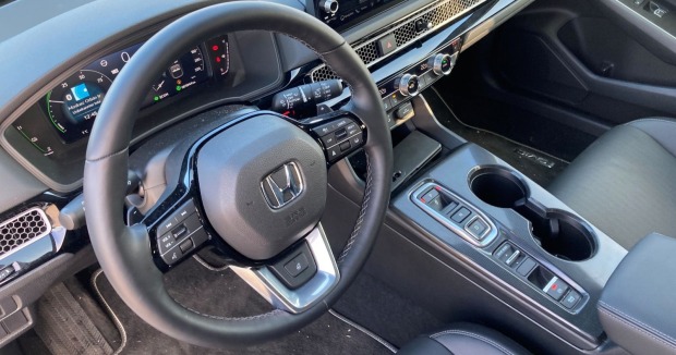 Das Lenkrad, die Mittelkonsole und das Armaturenbrett des Honda Civic sind in grau gehalten.