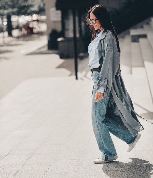 Junge Frau in Jeans und Mantel | Credit: iStock.com/Deagreez
