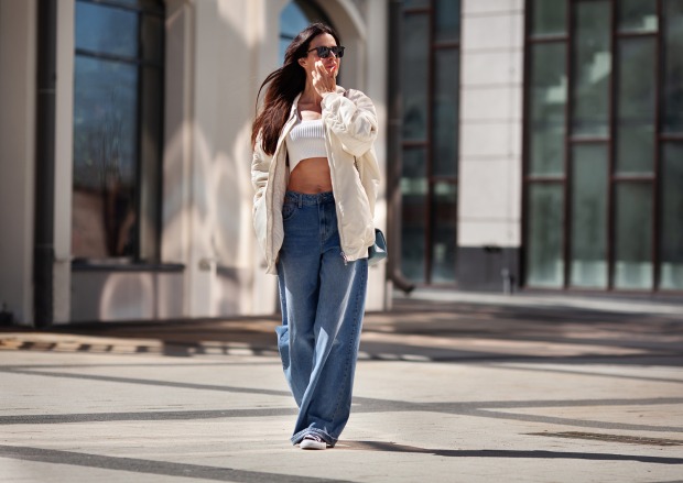 Junge Frau in Wide Leg Jeans | Credit: iStock.com/AnnaZhuk