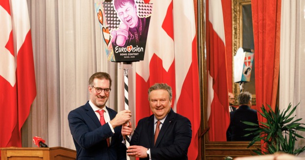 Conradin Cramer und Michael Ludwig halten eine eine traditionelle Fasnachtslaterne