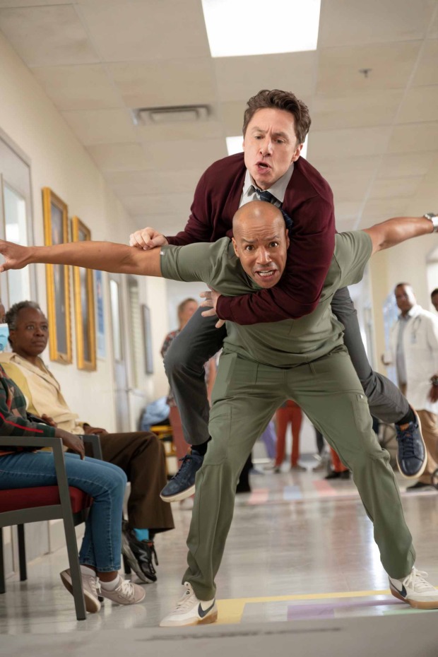 Humorvolle Szene aus dem „Scrubs“-Revival in einem Krankenhausflur.