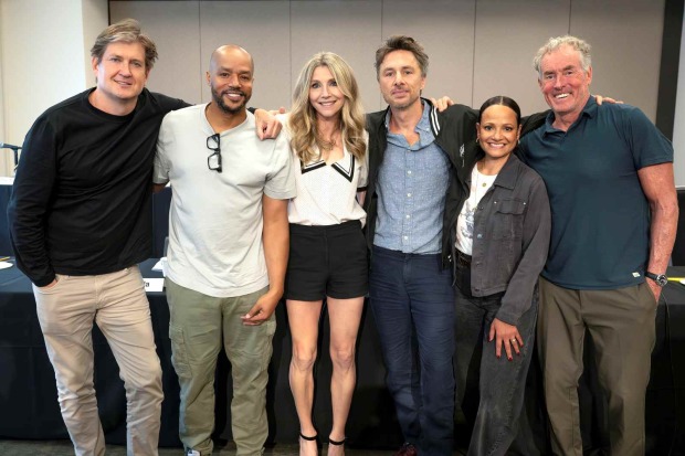 Castfoto der Serie „Scrubs“ anlässlich des angekündigten Revivals.