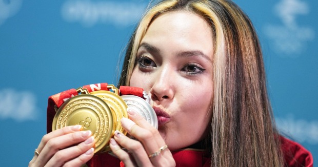 Eileen Gu küsst ihre zwei Gold- und die Silbermedaille von 2022