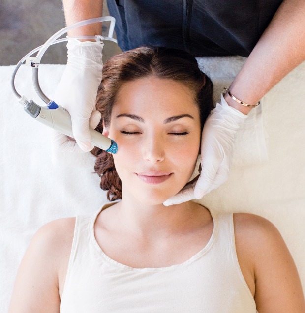 Frau bei Hydrafacial Behandlung | Credit: Individual Beauty